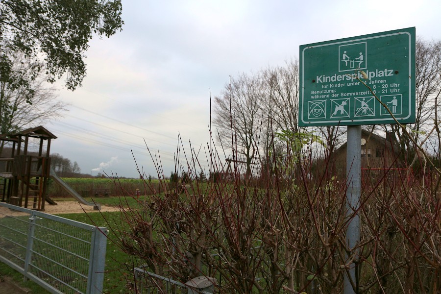 Eltern aus Nienhagen möchten, dass der Spielplatz am Ende des Kuckucksweges aufgewertet und modernisiert wird. Ihr Antrag ist im Sozialausschuss behandelt worden. Foto: Thomas Dohna