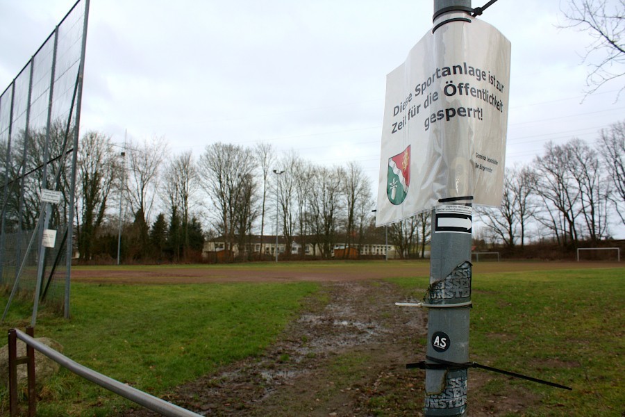 Die Gemeindeverwaltung hat den Sportplatz Greste wegen einer Dioxin-Belastung gesperrt. Foto: Thomas Dohna