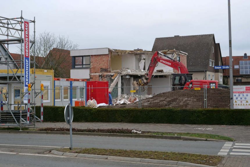 Der Abbruch der Volksbankfiliale am Kreisel in Asemissen läuft. An Stelle des Gebäudes soll ein Mehrfamilienhaus entstehen. Foto: Martin Düsterberg