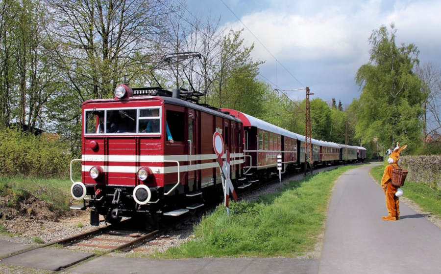 Der Osterhasenexpress der Landeseisenbahn Lippe auf Tour. (Michael Rehfeld)