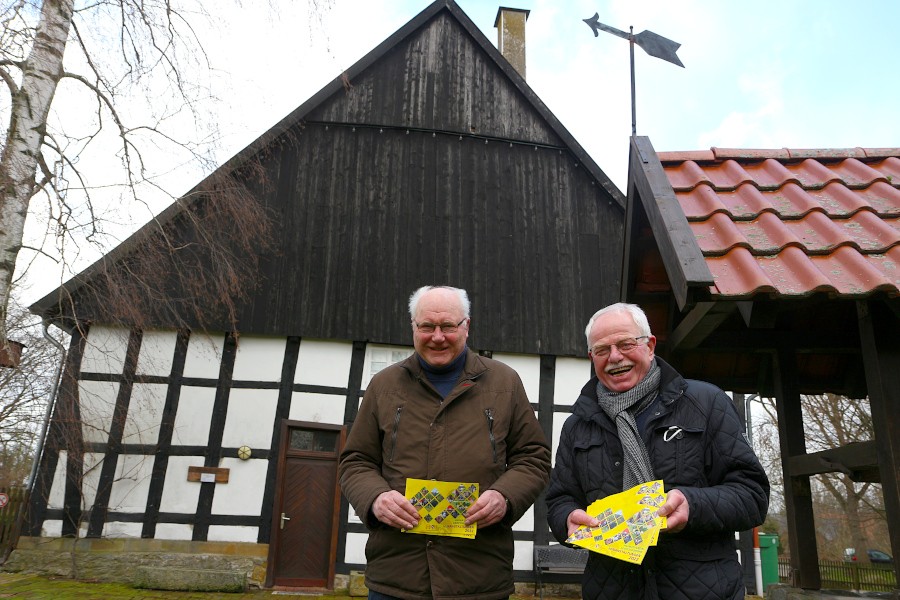 Der Vorsitzende des Heimatvereins Leopoldshöhe Hermann Depping (rechts) und der Ehrenvorsitzende Rudi Strunk stellen das neue Programm des Heimatvereins für 2022 vor. Foto: Thomas Dohna