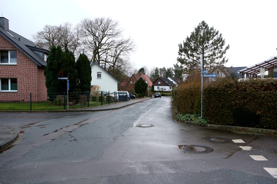 Ab dieser Kreuzung wird der Kanal in der Wiesenstraße erneuert, kündigt die Gemeindeverwaltung an. Foto: Thomas Dohna