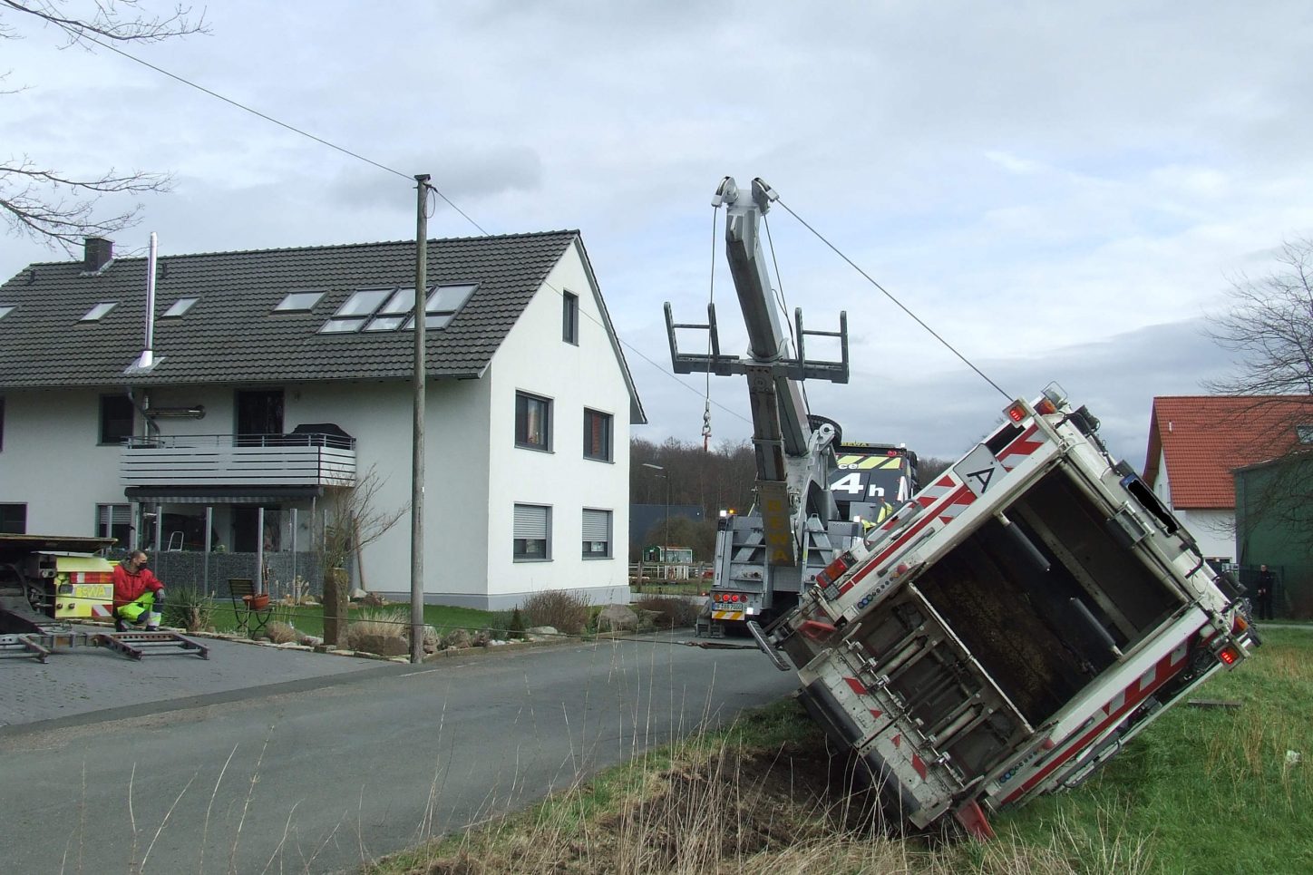 Die Bergung des Müllwagens gestaltete sich schwiering, weil ein Kran nicht eingesetzt werden konnte. Foto: Feuerwehr Leopoldshöhe