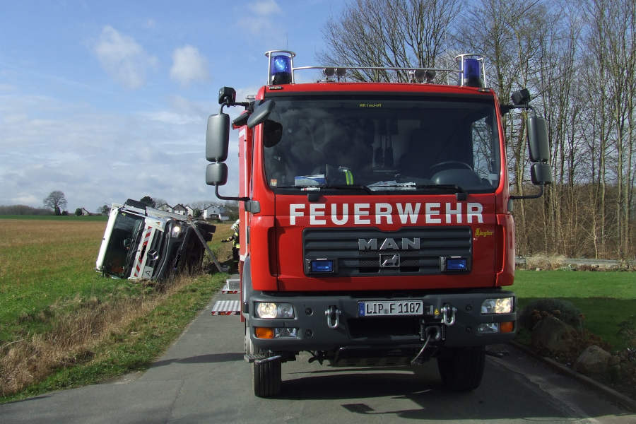 Ein Müllfahrzeug der Firma Remondis ist in Bexterhagen verunglückt. Die Abfuhr der gelben Tonne in einigen Ortsteilen verzögert sich um einen Tag. Foto: Freiwillige Feuerwehr Leopoldshöhe