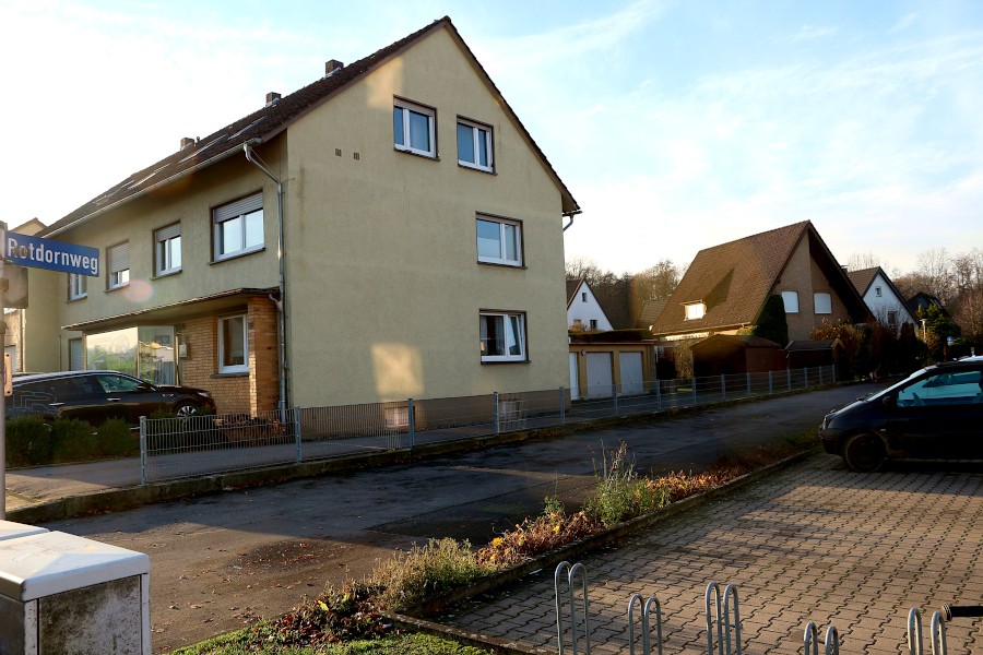 Der Rotdornweg in Asemissen müsste dringend renoviert werden, vor allem der Abschnitt hinter der Siedlungsgrenze. Doch Eigentumsverhältnisse und die Breite des Weges verkomplizieren die Sache. Foto: Edeltraud Dombert