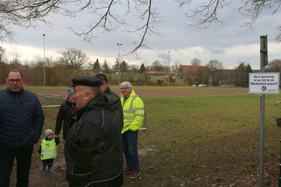 Fachbereichsleiter Dirk Puchert-Blöbaum (links) und der Vorsitzende des Gemeindesportverbandes Andreas Brinkmann (vorn) sprechen über die Situation auf dem Dioxin-verseuchten Sportplatz Greste. Der ist seit ein paar Tagen gesperrt. Foto: Thomas Dohna