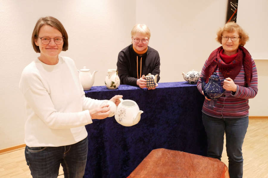 It`s Teetime. Pfarrerin Brigitte Fenner, Annette Wolf und Maria Beineke-Koch mit Teekannen, mit denen am Weltgebetstag die Kollekte gesammelt wird.