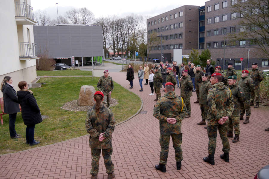 Oberstleutnant Jürgen Kühn (Bildmitte) sowie (v.l.) Dr. Kerstin Ahaus (Leiterin des Kreisgesundheitsamtes) und Sabine Beine (Verwaltungsvorstand Kreis Lippe) verabschiedeten gemeinsam mit Mitarbeitenden aus dem Gesundheitsamt die Bundeswehrsoldaten. Foto: Kreis Lippe