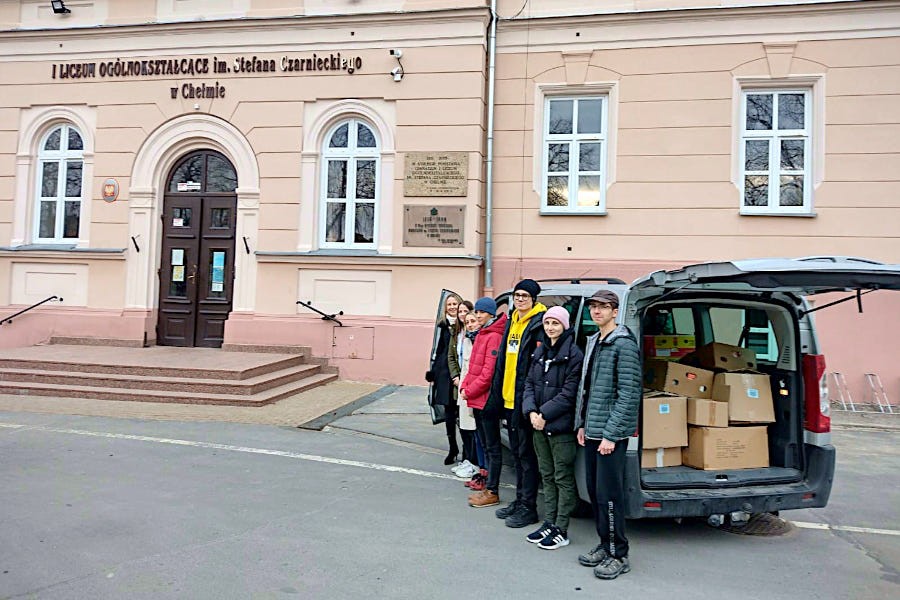 Der Transporter mit Lebensmittelspenden aus Oerlinghausen, beladen mit über 20 Kartons, ist in Chelm angekommen. Foto: Svenja Böning