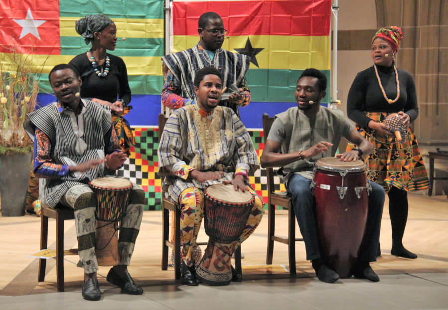 Harry Nutifafa Arden aus Ghana (2. von rechts) sowie Kodjo Jean-Luc Agbo (3. von rechts) und Mabafeï Toussaint Patasse aus Togo (dahinter) arbeiteten ein Jahr lang mit Menschen mit Behinderung in Eben-Ezer.