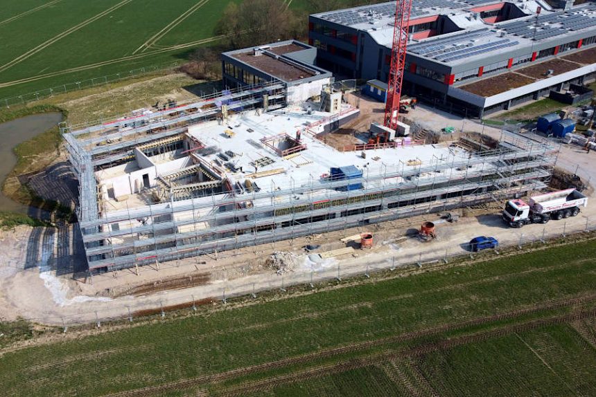 Wie ein großes A sieht der Neubau an und für die Felix-Fechenbach-Gesamtschule aus der Luft aus. Foto: Andreas Friedrich