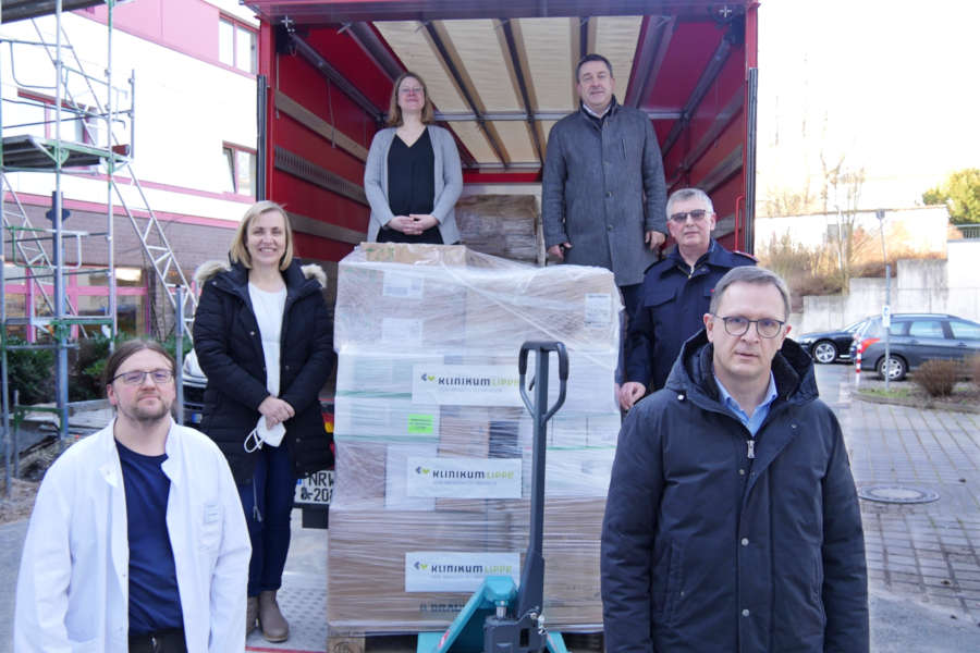 Schickten den Transport auf den Weg Richtung Ukraine: (v.l.n.r.) Dennis Brandeburg (Klinikum Lippe), Apothekerin Petra Baecker, Leitende Apothekerin Alexandra Meier-Topolski, Landrat Dr. Axel Lehmann, Bernd Müller (Bevölkerungsschutz des Kreises Lippe), Prof. Dr. Christoph Redecker(Ärztlicher Direktor, Klinikum Lippe). Foto: Kreis Lippe.