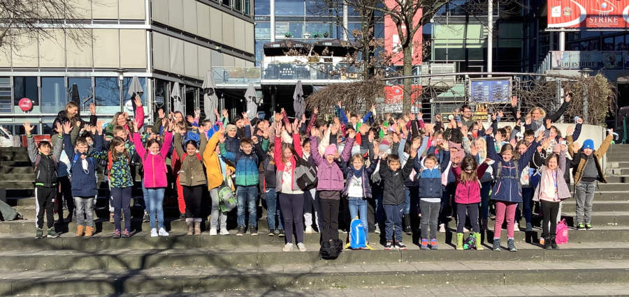 Die dritten Klassen der Grundschule Asemissen machten einen Ausflug ins Kino nach Bielefeld. Foto: Privat