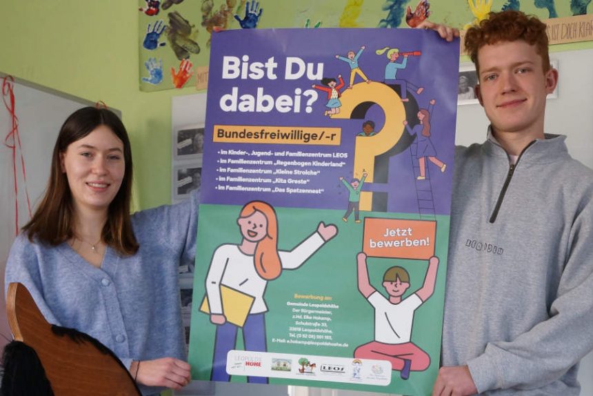 Lara Alicia Waterboer und Elias Heger werben für den Bundesfreiwilligendienst bei der Gemeinde Leopoldshöhe. Foto: Gemeinde Leopoldshöhe