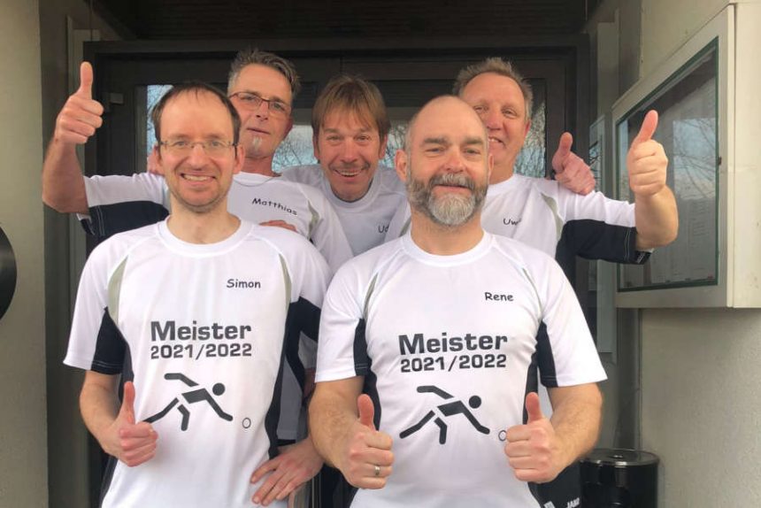 Bild der Meistermannschaft h.v.l.n.r.: Matthias Fortkord, Udo Buchwald (Ersatzspieler), Uwe Wenzel. v.l.n.r.: Simon Gries und Rene Meinberg