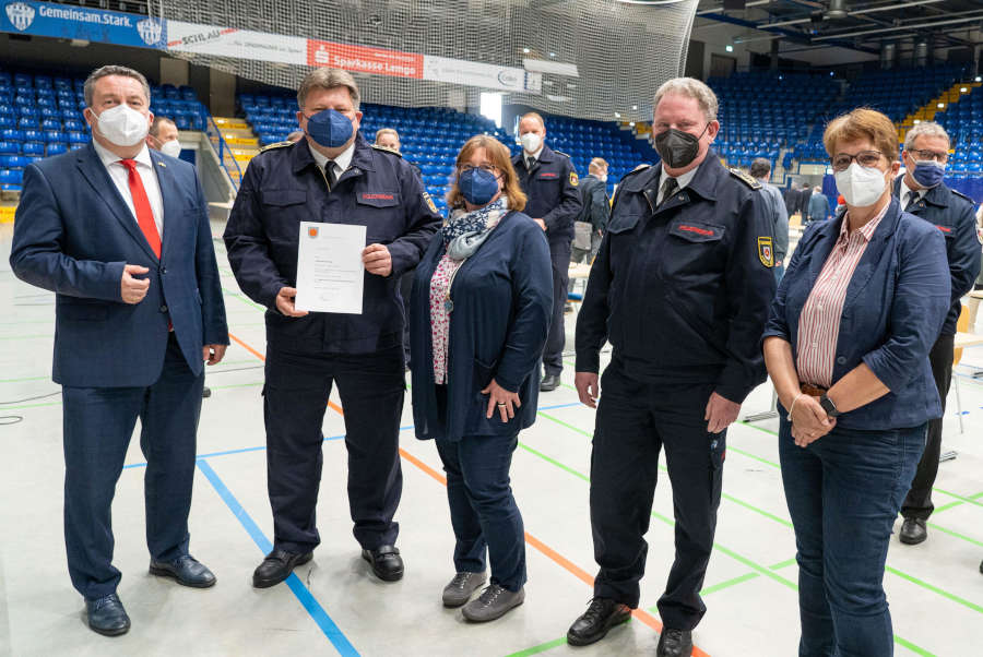 Neues Amt: Landrat Dr. Axel Lehmann, Ehefrau Manuela Sprenger, Kreisbrandmeister Wolfgang Kornegger und Verwaltungsvorstand Sabine Beine (von links) freuen sich mit Mathias Sprenger über die Ernennung zum stellvertretenden Kreisbrandmeister.