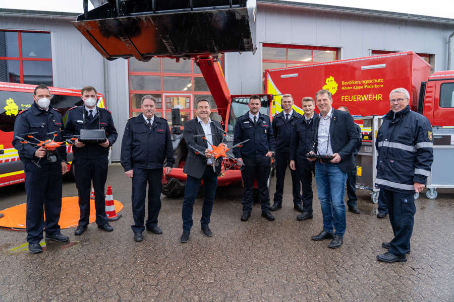 Landrat Dr. Axel Lehmann (4.v.l.) mit Kreisbrandmeister Wolfgang Kornegger (3. v.l.) bei der Übergabe am Feuerwehrausbildungszentrum in Lemgo. Foto: Kreis Lippe