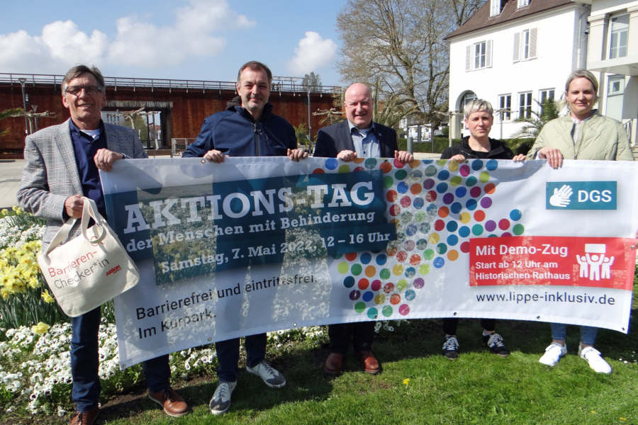 Organisieren den Aktionstag der Menschen mit Behinderung federführend: Michael Meier (Vorsitzender Netzwerk Behinderte und Senioren Bad Salzuflen), Oliver Siekmann, Michel Feiler (beide Stadt Bad Salzuflen), Ulrike Häcker (Kompetenzzentrum Selbstbestimmt Leben OWL) und Sonja Wagner (Ergänzende unabhängige Teilhabe-Beratung EUTB und Selbsthilfe Lippe e.V.) (von links). Foto: Stadt Bad Salzuflen