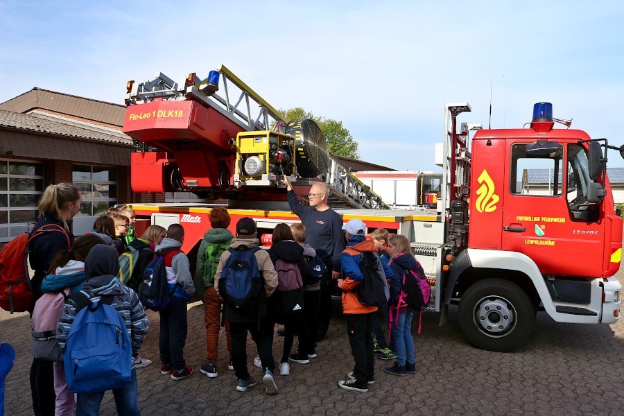 Wehrleiter Harald Schubert zeigt, was alles auf dem Drehleiter-Fahrzeug der Feuerwehr aufgebaut und untergebracht ist. Foto: Thomas Dohna