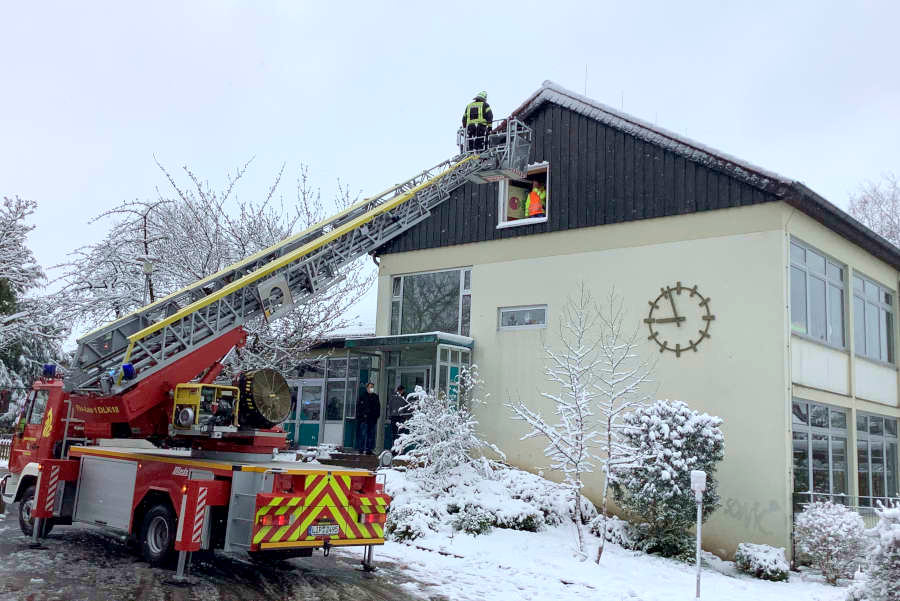 Zur Brandschutzerziehung gehört auch eine Räumungsübung, die die Feuerwehr Leopoldshöhe auch immer für sich nutzt, wie hier die "Rettung" des Hausmeisters der Grundschule Asemissen über die Drehleiter am 1. April 2022. Foto: Pascal Pooch/Grundschule Asemissen.