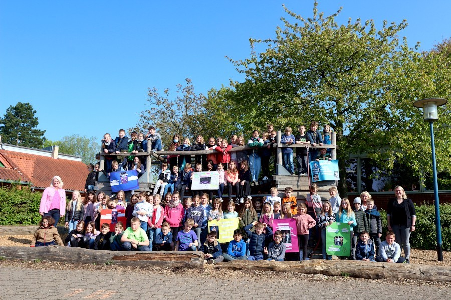 Die Schülerinnen und Schüler des dritten Jahrgangs der Grundschule Nord haben sich am Tag der Reise nach Bochum zum Musical Starlight-Express zum Foto aufgestellt. Foto: Thomas Dohna