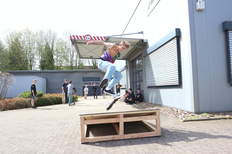 Nico Klippstein probiert die neue Skaterrampe gleich aus. Foto: Thomas Dohna