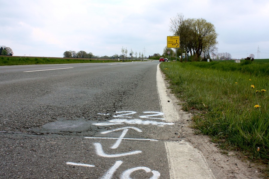 Markierungen zeigen, wo die Straße An der Windwehe repariert werden wird. Dazu soll sie für einige Tage gesperrt werden. Foto: Thomas Dohna