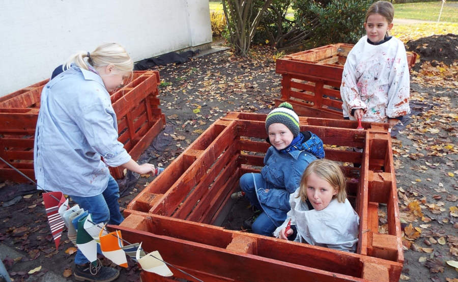 Schulgärten erfolgreich erweitert. In 2019 zählte die Schule am Leistruper Wald zu den Gewinnern des Schulgarten-Wettbewerbs. Nele Wassel, David Tegeler, Dahlia Tegeler und Lusiell Bischoff (v.l.) packten damals begeistert bei der Umsetzung der Hochbeete mit an und machten das Holz wetterfest.