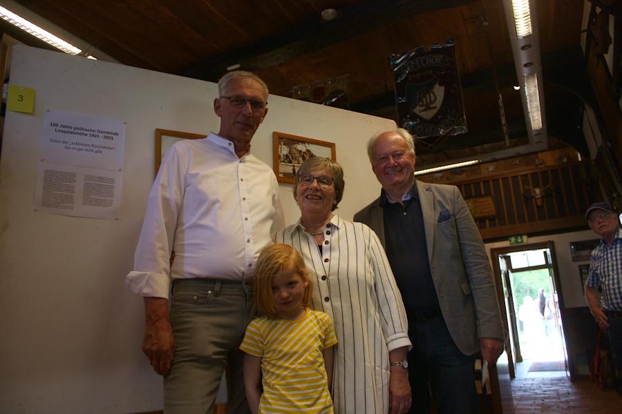 Bernd und Inge Hoffmann mit Enkelin und dem ehemaligen Asemisser Ratsmitglieds Manfred Burkamp (von links) stehen vor einer der acht Tafeln im Heimatmuseum, die einen Auszug aus der Geschichte Leopoldshöhes zeigen. Foto: Thomas Dohna