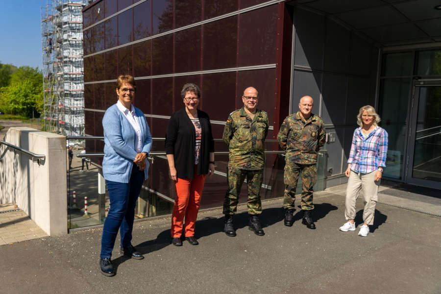 Kommen für den guten Zweck zusammen: Sabine Beine, Dr. Heinrike Heil (Stiftung Standortsicherung), Oberst Holger Schulz (Panzerbrigade 21 Lipperland), Adrian Korf (Reservistenverband) und Claudia Holzkämper (von links) vom Beirat der Bundeswehrstiftung Lipperland.