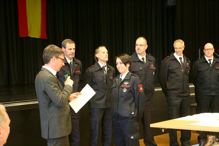 Bürgermeister Martin Hoffmann ehrte die langjährigen Mitglieder der Freiwilligen Feuerwehr Leopoldshöhe, hier Hauptfeuerwehrfrau Kerstin Becker für 25 Jahre Mitgliedschaft. Foto: Edeltraud Dombert