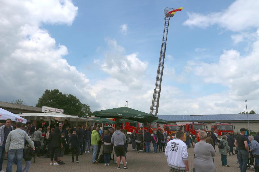 Weithin sichbar hatte die Feuerwehr die Leopoldshöher Flagge an der Drehleiter aufgehängt. Foto: Thomas Dohna