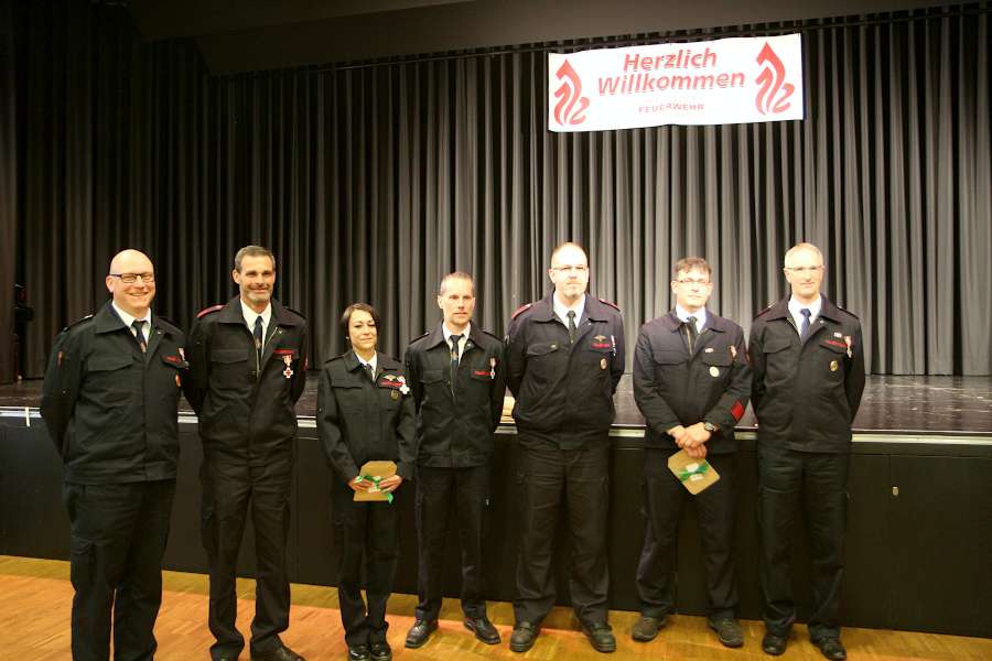 Frank Kogelnik, Volker Wittig, Kerstin Becker, Christian Schiebel, Andreas Bolz, Jens Mett und Axel Peters sind seit 25 und 35 Jahren bei der Feuerwehr. Foto: Edeltraud Dombert