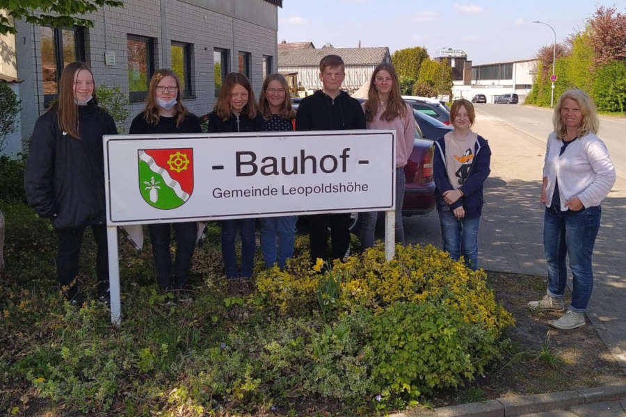 Alle Teilnehmende auf dem Bauhof v. links: Ilka, Svenja, Franzizka, Ina, Fynn, Paula und Anna