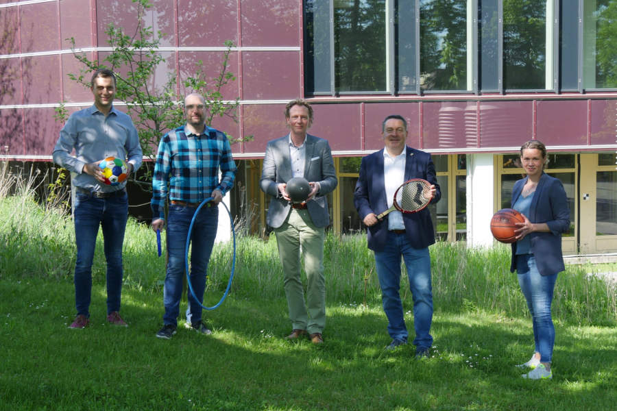 Vergeben Mittel aus dem Kinder- und Jugendförderfonds des Kreises Lippe und der Sportjugend im Kreissportbund Lippe: Christopher Tegethoff (Geschäftsführung Kreissportbund Lippe), Christian Klute (Sportjugend Kreissportbund Lippe), Dr. Olaf Peterschröder (zuständiger Verwaltungsvorstand Kreis Lippe), Landrat Dr. Axel Lehmann, Anika Rabe (Leitung Regionales Bildungsnetzwerk Kreis Lippe). Foto: Kreis Lippe