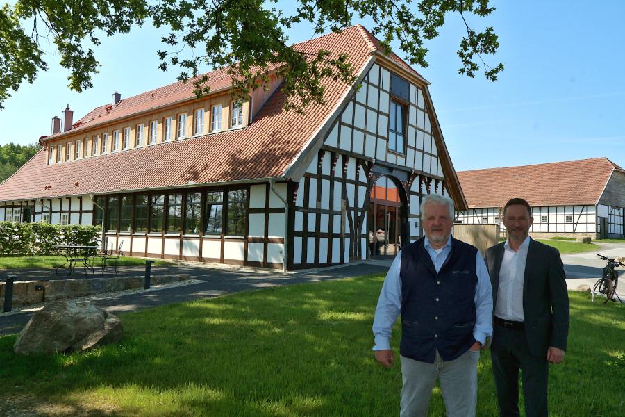Bei der Vorstellung des restaurierten Meisenhauses durch Hermann Graf von der Schulenburg (links) war auch der ehemalige Landtagsabgeordnete Stephen Paul (FDP) zu Gast. Foto: Thomas Dohna