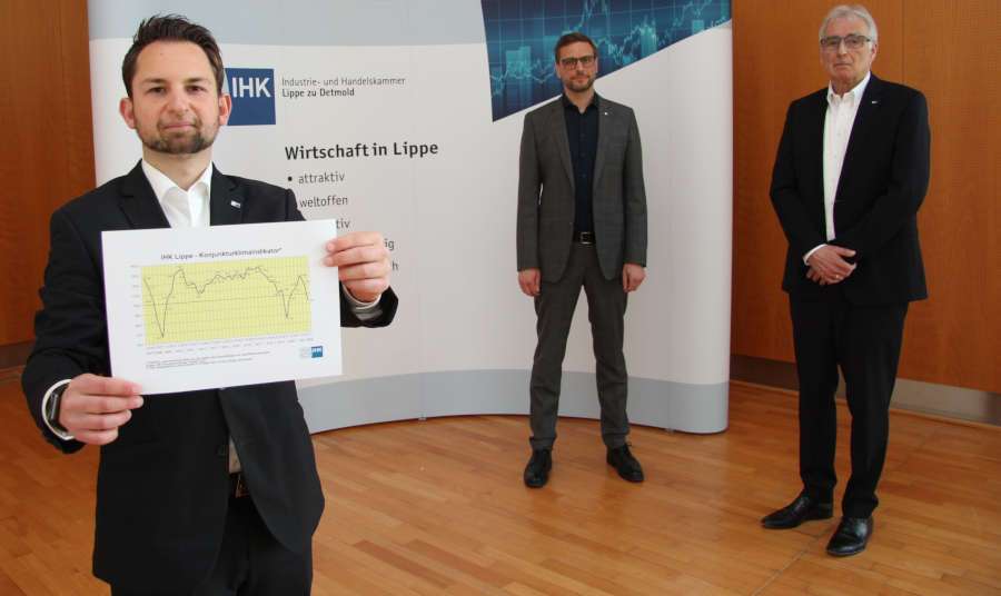  Präsident der IHK Lippe Volker Steinbach, Stefan Sievers, Hauptgeschäftsführer der IHK Lippe und Timm Lönneker, Referent (v.r.n.l.), präsentieren den Konjunkturlagebericht. Die Geschäftserwartung in vielen Branchen bricht ein.  Quelle: Lippische Landeszeitung / Jana Beckmann 