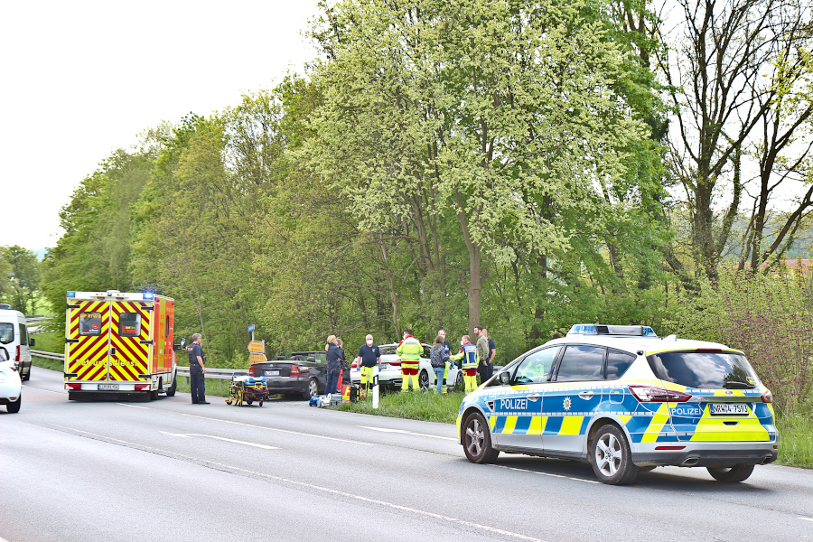 Ein Polizeifahrzeug steht auf der Hauptstraße, etwa auf der Höhe, auf der zwei Autos aneinandergestoßen sind. Sie krachten anschließend in eine Leitplanke in einer Ausfahrt gegenüber der Einmündung zur Dorfstraße. Foto: Thomas Dohna