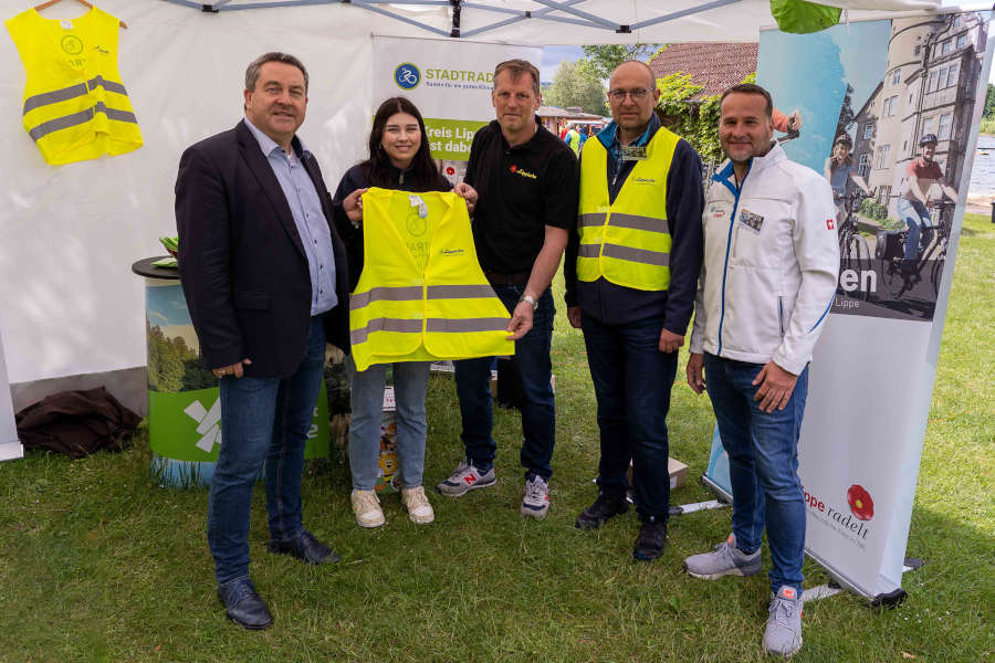 Übergabe der Westen für das STADTRADELN: (v.l.) Landrat Dr. Axel Lehmann, Malin Hoppe (Bundesfreiwilligendienst Kreis Lippe), Jens Klusmeier (Lippische Landesbrandversicherung), Jürgen Deppemeier (Radverkehrsbeauftragter Kreis Lippe) und Tobias Priß (KlimaPakt Lippe). Foto: Kreis Lippe