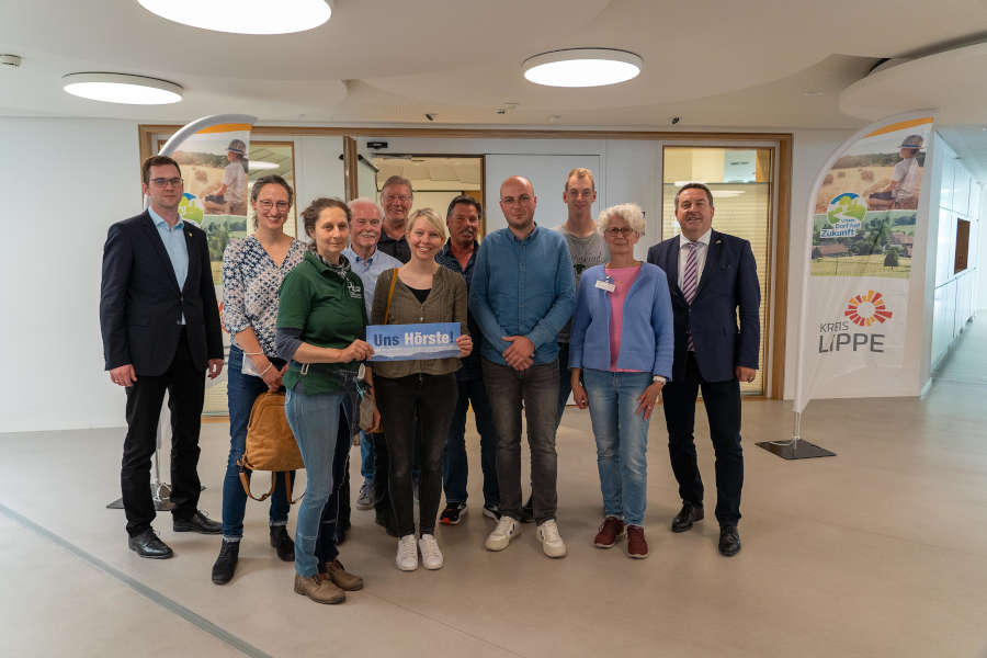 Das Dorf Hörste gewinnt den Kreiswettbewerb „Unser Dorf hat Zukunft“ – es gratulieren (v.r.) Landrat Dr. Axel Lehmann und Birgit Griese-Lödige (Bewertungskommission Kreiswettbewerb „Unser Dorf hat Zukunft“) sowie der Bürgermeister der Stadt Lage Matthias Kalkreuter (erste Person von links). Foto: Kreis Lippe