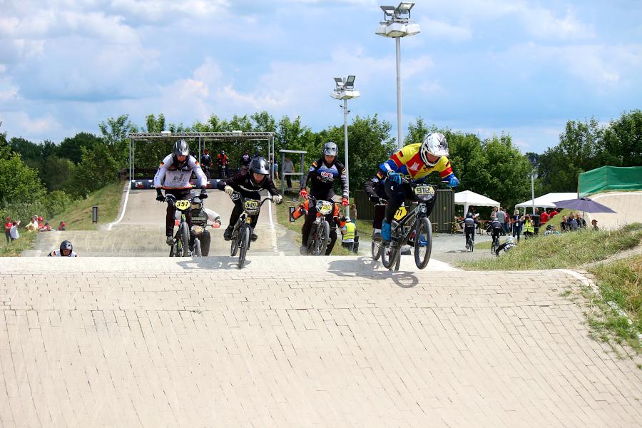 Vor wenigen Sekunden sind die BMX-Racer aus der Startanlage heruntergefahren. Foto: Thomas Dohna