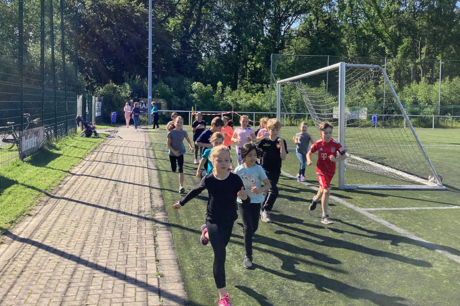 Bei idealen Wetterbedingungen fand nach zwei Jahren Pause das erste Sportabzeichenfest der Grundschule Asemissen auf dem Sportplatz des TuS Asemissen statt. Foto: Privat