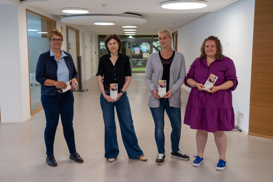 Engagieren sich dafür, den Herausforderungen von Alter und Migration in Lippe zu begegnen: Sabine Beine (Verwaltungsvorstand), Tanja Lupuljev (Quartiersentwicklung), Janine Berg und Anne-Kathrin Edler (Kommunales Integrationszentrum) vom Kreis Lippe. (Foto: Kreis Lippe)