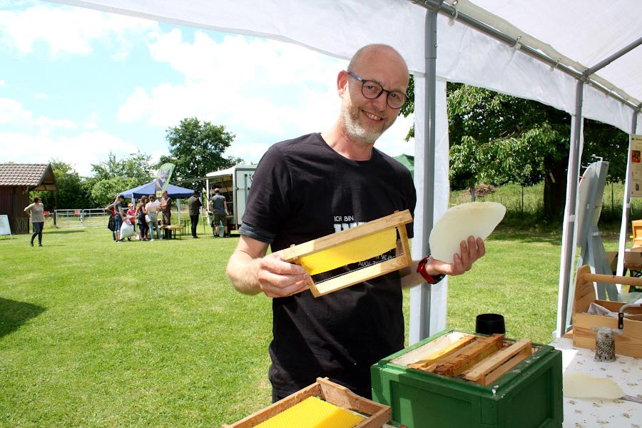 Guido Letmathe zeigt bei "der Natur auf der Spur" auf dem Gelände des Heimathofes eine volle (links) und eine leere Wabe, deren Gewichte sich deutlich voneinander unterscheiden. Foto: Thomas Dohna