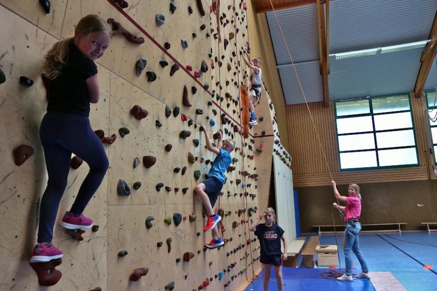 Normalerweise konzentrienen sich Kinder und Lehrerinnen aufs Klettern und schauen an die Wand. Fürs Foto haben sie sich einmal umgedreht. Foto: Thomas Dohna