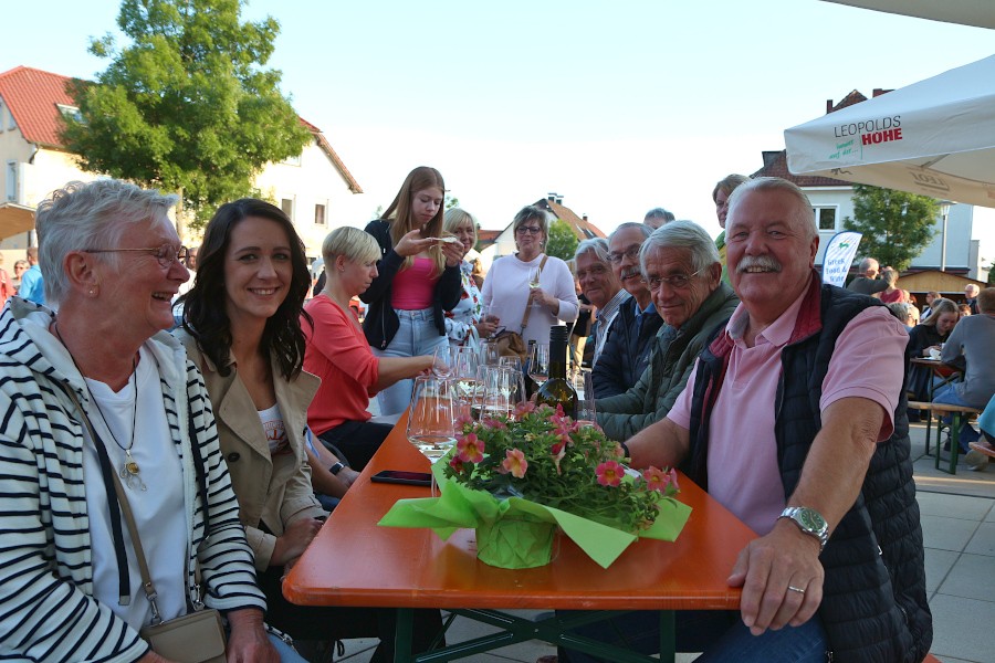 Inmitten von Freunden sitzt Ulrich Wellmann, begründer des Leopoldshöher Weinfestes (zweiter von rechts) und lässt es sich gut gehen. Foto: Thomas Dohna