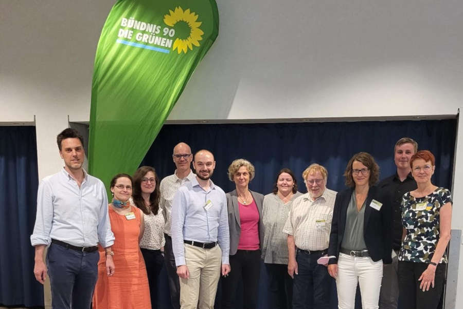 Waren auf dem Landesparteitag der Grünen in Bielefeld dabei: Robin Wagener (MdB), Nadine Schulte, Julia Eisentraut (MdL), Dr. Burkhard Pohl, Nik Riesmeier, Ute Hansing-Held, Kreisgeschäftsführerin Christiane Frevert, Walter Sauter, Kreissprecherin Dr. Inga Kretzschmar, der Sprecher der Grünen Jugend Lippe und OWL, Haakon Herrmuth sowie die Bezirksratsvorsitzende Ute Koczy (von lins). Foto: Privat