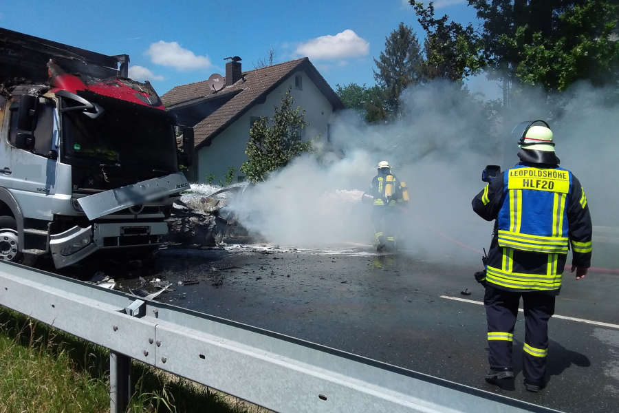 Auch der LKW war in Brand geraten und musste gelöscht werden. Foto. Freiwillige Feuerwehr Leopoldshöhe