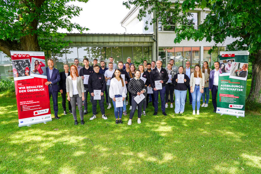 Große Freude bei allen Beteiligten. Mit dabei sind (von links) Markus Rempe (Vorstandsvorsitzender Lippe Bildung eG), Anke Freytag (Schulrätin, Schulamt für den Kreis Lippe) und Vanessa Boschke (Koordinierungsstelle Schule-Beruf) sowie (von rechts) Landrat Dr. Axel Lehmann und (4. von rechts) Dirk Menzel (Leiter Koordinierungsstelle Schule-Beruf)