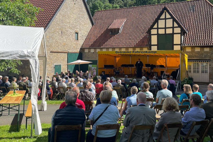 Gottesdienst auf Gut Ullenhausen. Foto: Marketing Extertal.